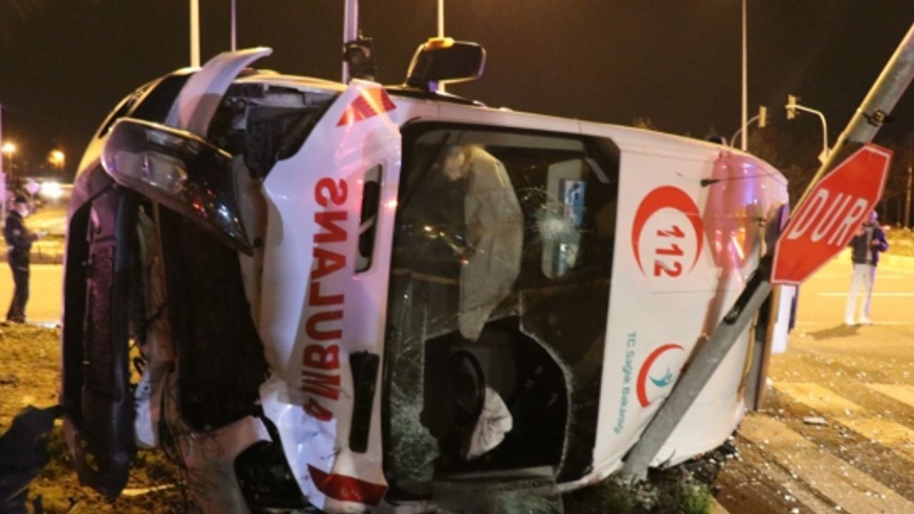 Hasta taşıyan ambulans otomobille çarpıştı: 5 yaralı