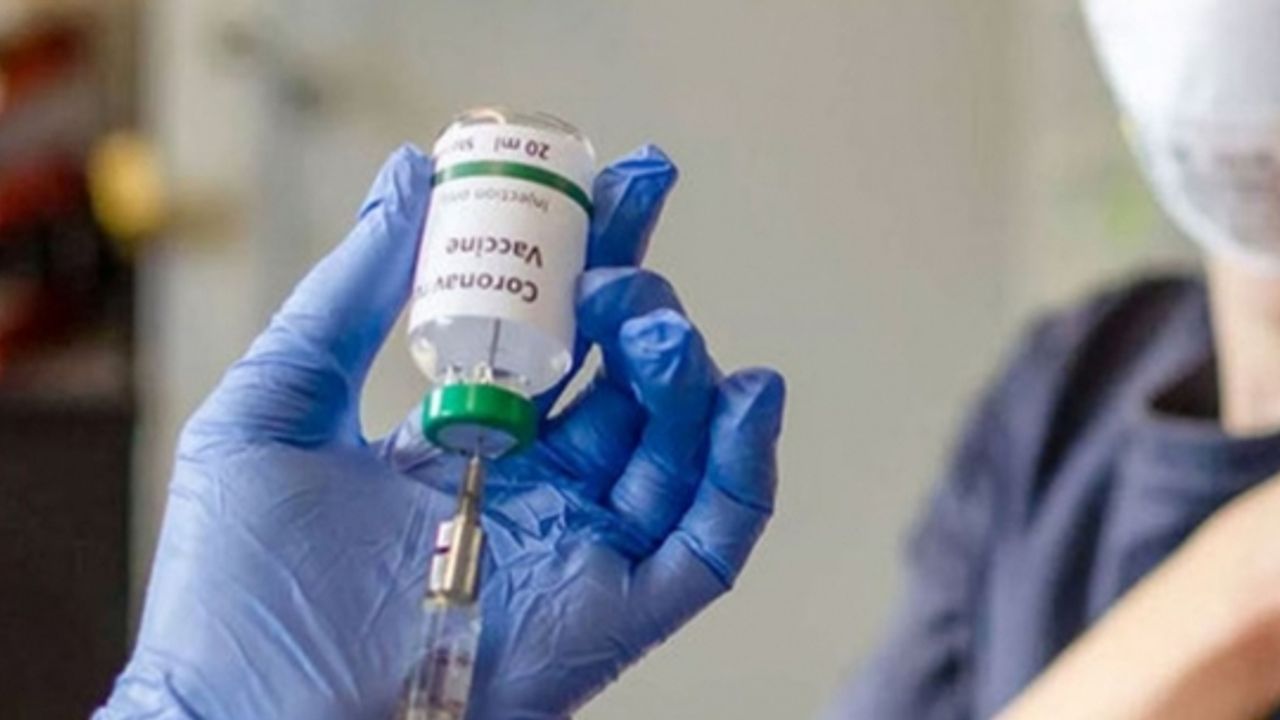 İngiltere'de 18 yaş ve üzeri kişiler Covid-19'a karşı hatırlatıcı doz aşı yaptırabilecek