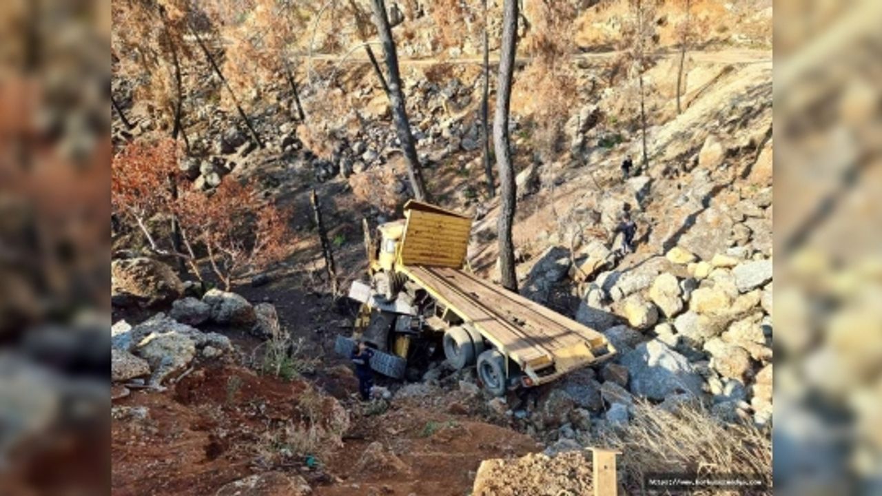 İş makinesi yüklü kamyon şarampole devrildi: 2 yaralı