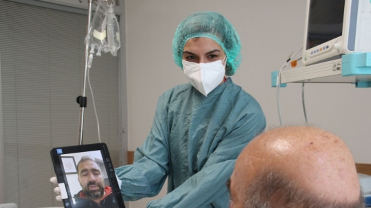 Covid-19 yoğun bakımında ailelerini göremeyen hastalar, aldıkları video mesajlar ile moral buluyor