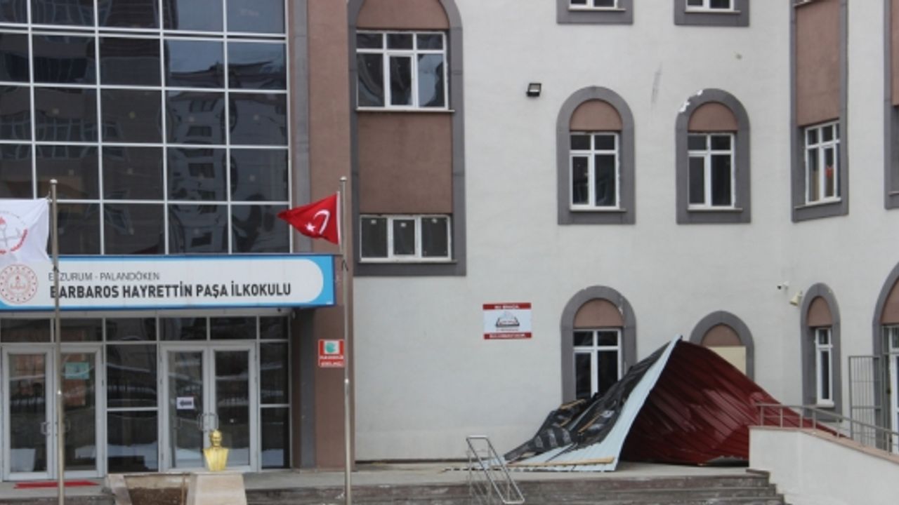 Erzurum'da şiddetli fırtına hayatı felç etti, okulların çatıları kağıt gibi uçtu