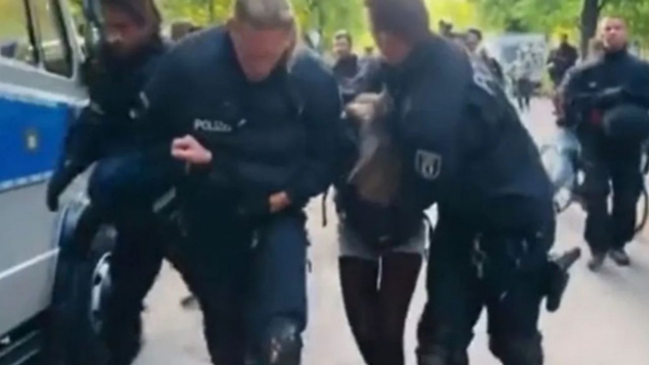 Almanya'da polise karşı koyan milletvekili gözaltına alındı