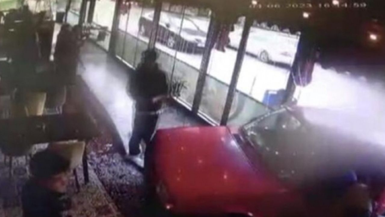 Kontrolden çıkan otomobilin restoranın kapısından girdiği anlar kamerada