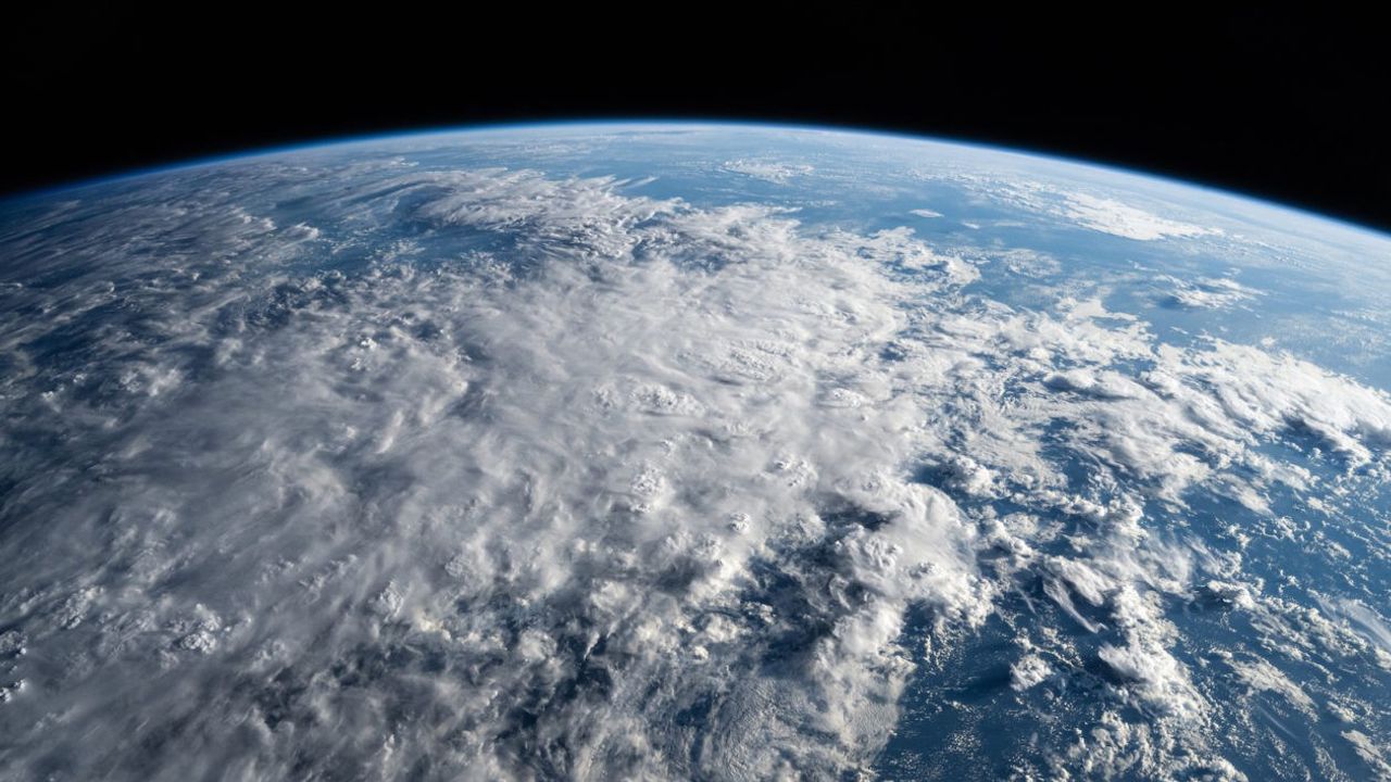 Alt atmosfer ısınırken, üst atmosfer soğuyor: Bilim insanları endişeli