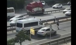 E-5'te yola atlayıp karşıya geçmeye çalışan gençler kamerada