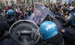 İtalya'da aşı karşıtlarının protestosuna polis müdahalesi