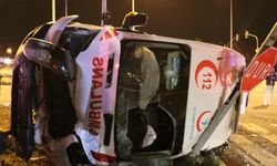 Hasta taşıyan ambulans otomobille çarpıştı: 5 yaralı