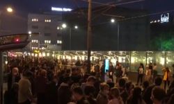 Tramvay durağında korkutan kalabalık