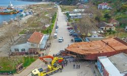 Devasa tekneyi karadan yürütüp sahile böyle taşıdılar