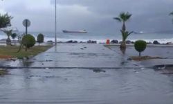 İskenderun'da deniz taştı