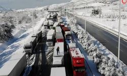 Karda kapanan TAG otoyolunda metrelerce tır kuyruğu oluştu