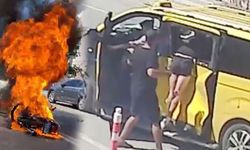 Antalya'da motosikletten fırlayan sürücü taksinin camında asılı kaldı