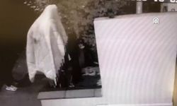 Üzerine çarşaf geçirerek bisiklet çaldı! Güvenlik kamerasınca kaydedildi