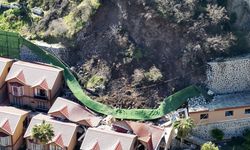 Artvin'deki heyelanda turistik tesisin bazı bölümleri yıkıldı