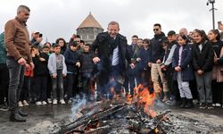 Kars’ta baharın müjdecisi nevruz ateşi kar altında yakıldı