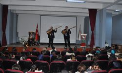 Kars’ta öğrenciler Aşık Murat Çobanoğlu’nu unutmadı