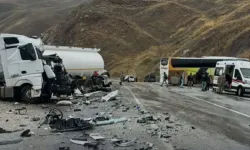 Hakkari'de otobüs ile yakıt tankeri çarpıştı: 8 yaralı