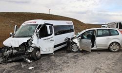 Sivas'ta kamu personelini taşıyan minibüs kazaya karıştı, 1 kişi öldü 2'si ağır 17 yaralı