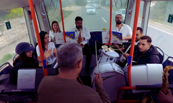 Uşak'ta halk otobüsünde üniversite öğrencilerine sürpriz konser