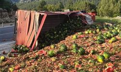 Antalya’da karpuz yüklü kamyon devrildi