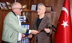 Emekli madenci, kendi yaptığı bastonu Demir’e hediye etti.