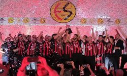 Eskişehirspor şampiyonluğunu sahada kutladı