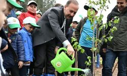 Isparta Valisi Erin’den Yakaören köyü halkıyla anlamlı fidan dikimi etkinliği