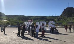 Kars'ta hafta sonu güneşli hava vatandaşları parklara ve mesire yerlerine yönlendirdi