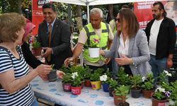 Manisalı annelere binlerce çiçek dağıtıldı