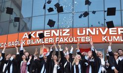 Akdeniz Üniversitesi Kumluca MYO'da mezuniyet coşkusu