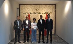 Akyaka Kaymakamı İsmail Demirtaş'tan Türkiye ikincisi öğrenciye ödül