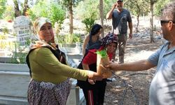 Arefe günü anlamlı jest: Antalya'da vatandaşa çiçek sürprizi