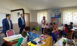 Arpaçay Kaymakamı ve Belediye Başkanı, Yalınçayır Mahallesi İlkokulunu ziyaret etti