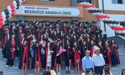 Beşikdüzü Anadolu Lisesi 15. mezunlarından 80 öğrenci kep fırlattı