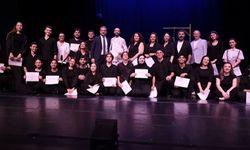Bursa Devlet Tiyatrosu'nun kursiyerleri sahnede mezun oldu