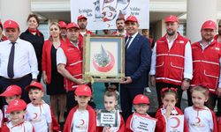 Düzce Valisi Aslan’a Kızılay’dan anlamlı tablo