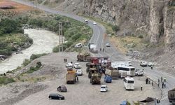Hakkari Çukurca yolunda midibüs devrildi: 12 asker hafif yaralandı