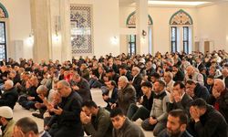 Kars'ta Bayram namazında vatandaşlar camilere akın etti