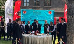 Kars’ta bayramlaşma ve şehitlik ziyareti gerçekleştirildi