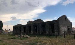 Tarihi Süt Fabrikası kaderine terk edildi: Mahalle sakinleri yetkililerden yardım bekliyor