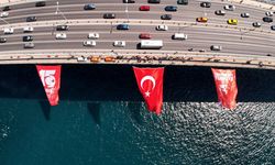 15 Temmuz'un 9. yılında İstanbul'da köprülere Türk Bayrağı asıldı