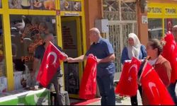 AK Parti Kars İl Teşkilatı’ndan 15 Temmuz’a özel bayrak dağıtımı