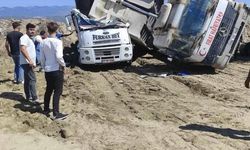 Kamyon kamyonun üzerine devrildi: 1 ölü