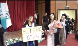 Kars Kafkas Üniversitesi mezuniyet töreninde "Ali Koç İstifa" pankartı dikkat çekti
