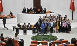 TBMM Genel Kurulunda CHP'li vekiller kürsüyü işgal etti