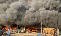Antalya’da iki depoda çıkan yangına ekipler müdahale ediyor