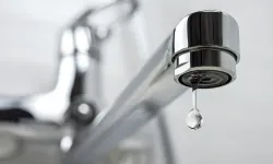 İzmir'de su kesintisi krizi: Vatandaşlar kaynak suyuna akın etti