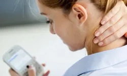 Telefon tablet kullanıcıları dikkat! Çağın duruş bozukluğu: Text neck!