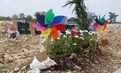 Mezarlığın hüzünlü simgeleri; rüzgar gülleri