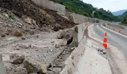 Dağdan kopan dev kayalar yola indi, ulaşım durdu